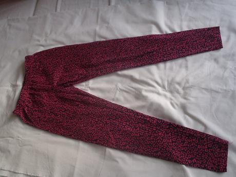 Červeno-čierne legíny, 128