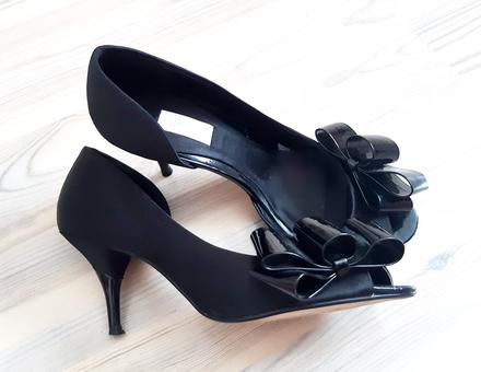 Untold čierne spoločenské lodičky, 36