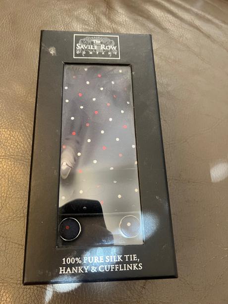 Kravata s manzetovymi gombikmi a vreckovkou, 