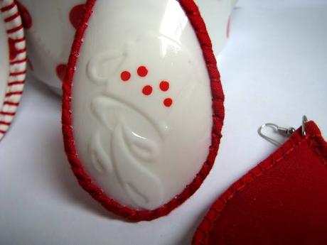 Bodkovaný náramok a náušnice,