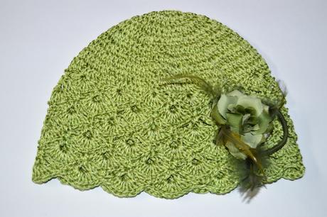 Háčkovaná čiapočka s kvetom, 104