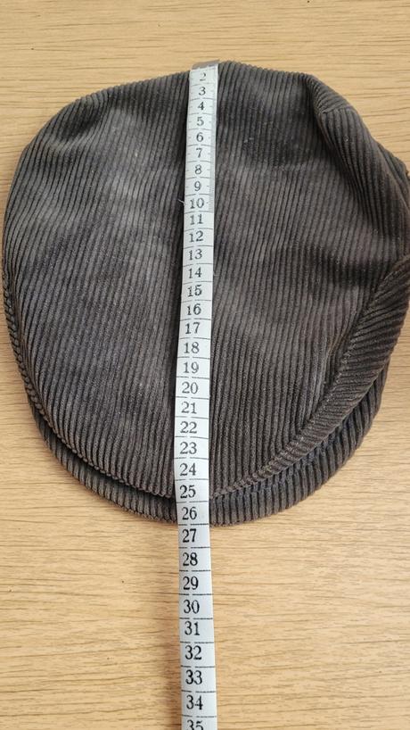 Menčestrová šedá baretka, 134