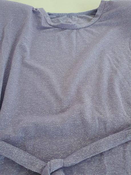 Šaty s vypchávkami na ramenách, s