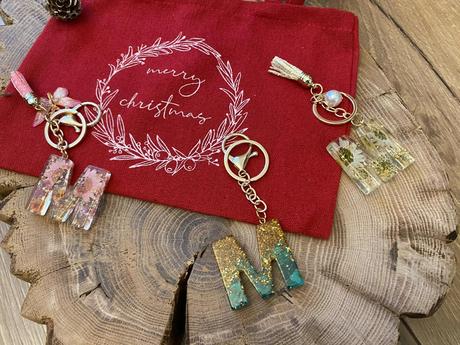 Ručne vyrobené živicové kľúčenky, 