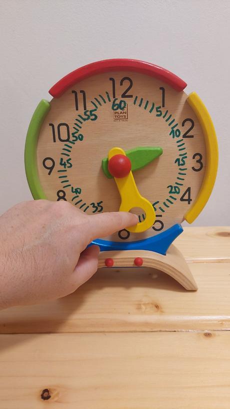 Drevený ciferník - pomôcka na učenie sa hodín, 