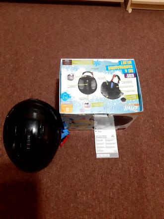 Lyžiarska prilba a okuliare, s