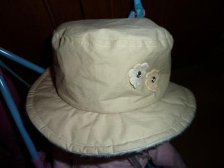 Klobúčik od návrhárky gisela weckerle, 80