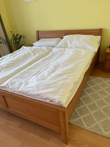 Manželská posteľ z bukového dreva,