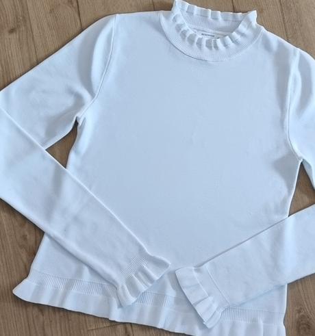 Biely top, reserved,m