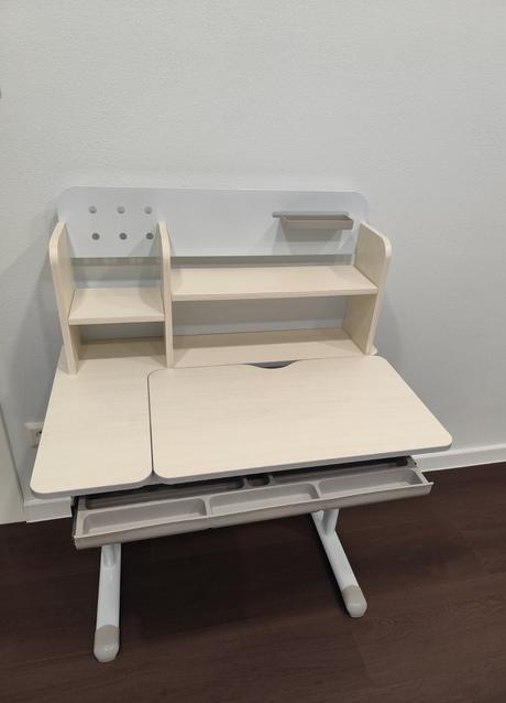 Nastaviteľný písací stôl, 