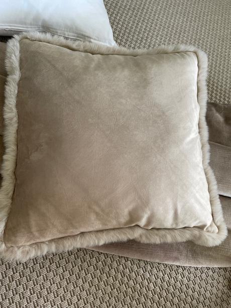 Zamatovy vankus s kozusinovym lemom,