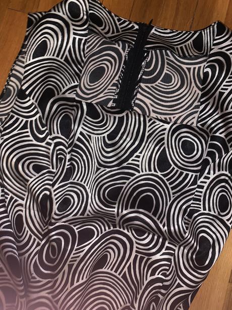 Čierne saténové šaty, l