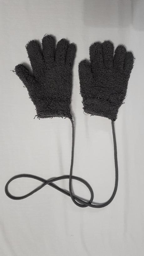 Darujem k nákupu detské rukavice cca. na 4 roky, 34