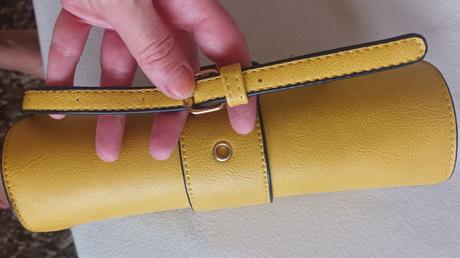 Žltá pevna kabelka so zlatou aplikaciou, 