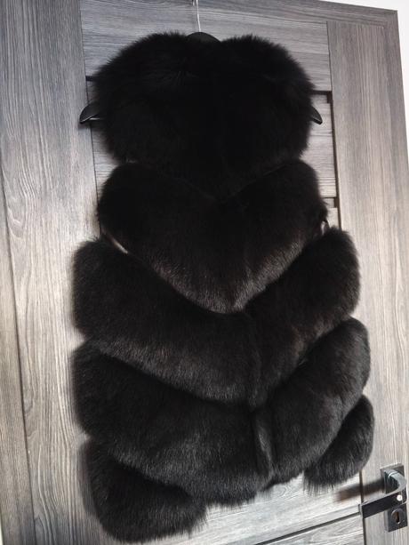 Krasna prava vesta z polarnej lisky, s