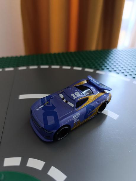 Cars mcqueen autá,