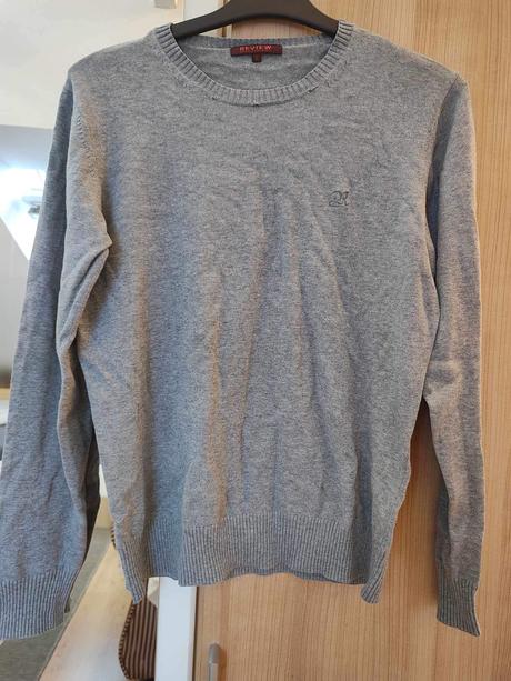 Sivý sveter, review,m