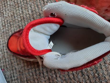 Svietiace topanky, 32