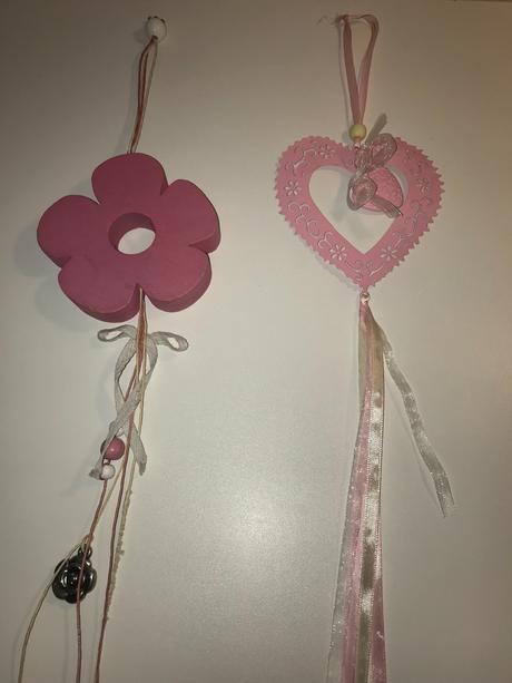 Ružové závesné dekorácie,