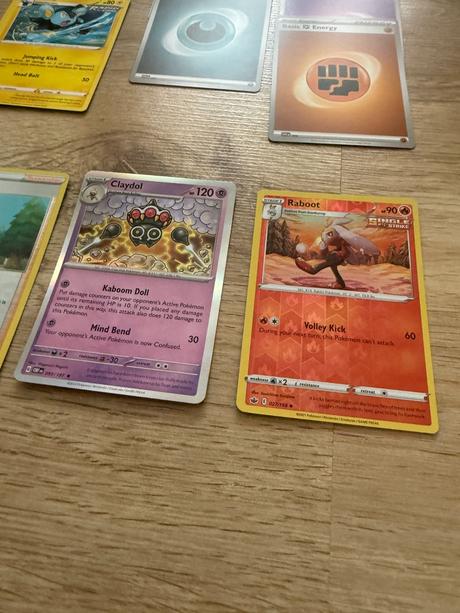 Balík 100 ks pokémom kariet + kovová tinka, 