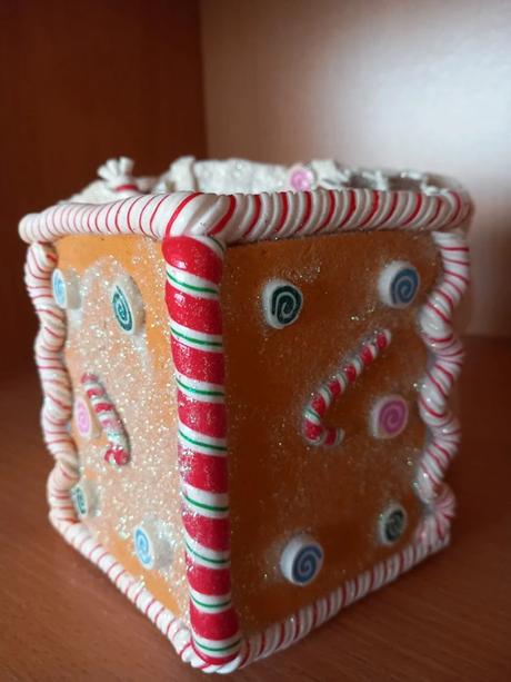 Stará dekoračná perníková chalúpka po rodičoch,