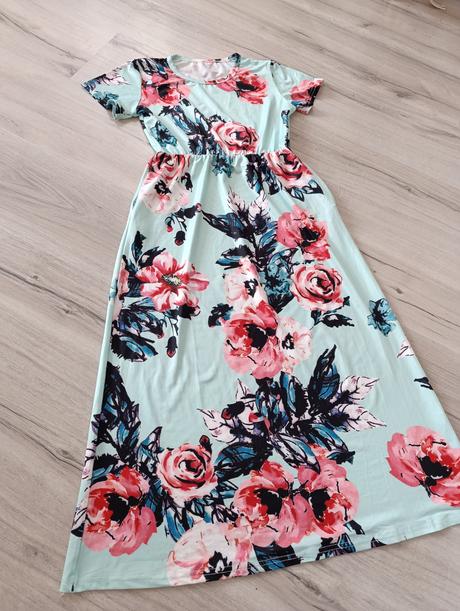 Krásne dlhé kvietkované šaty, s