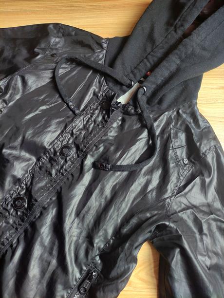 Čierna lesklá prechodná bundička, s