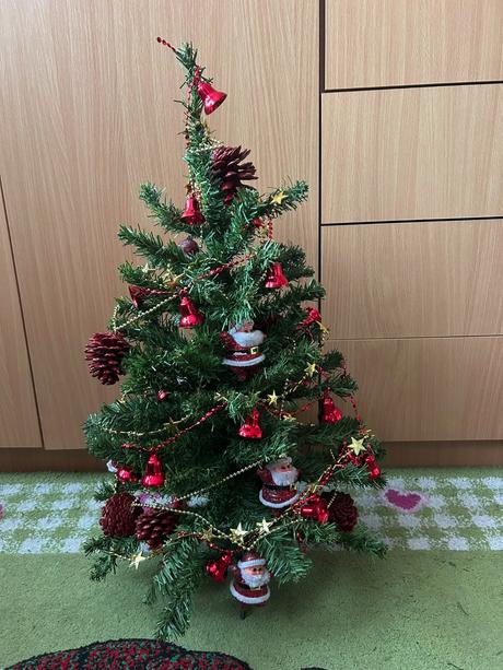 Menší vianočný stromček 60 cm aj s ozdôbkami, 