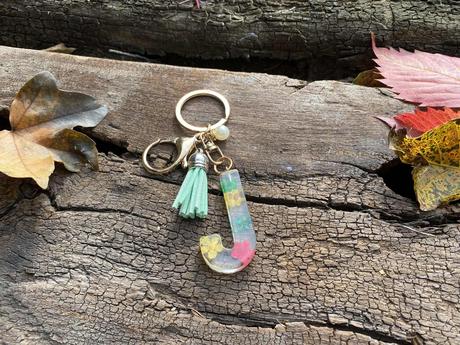 Ručne vyrobené živicové kľúčenky, 