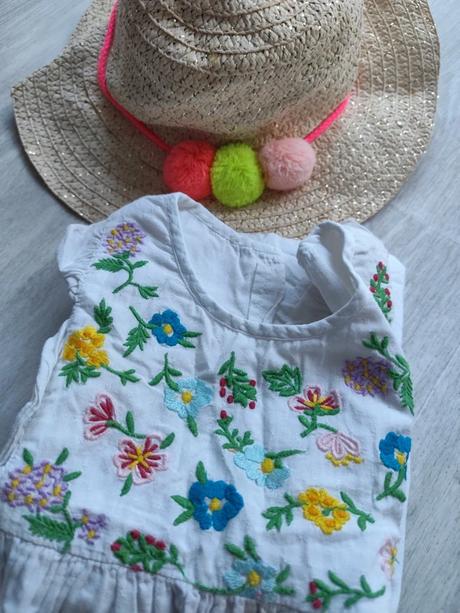 Vyšivané šaty + klobuk, 116