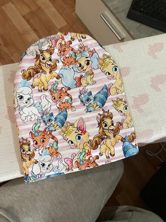 Detské čiapky a korunky,