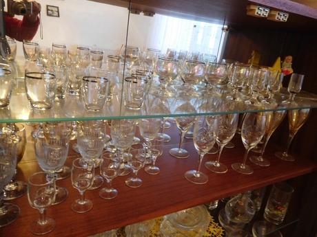 Sklenené poháre poháriky na nožičke,,