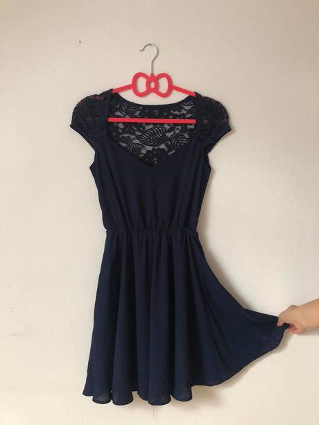 Tmavomodré šaty s čipkou na chrbte, s