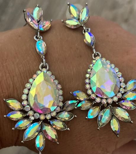 Krásne elegantné farebné naušnice, 