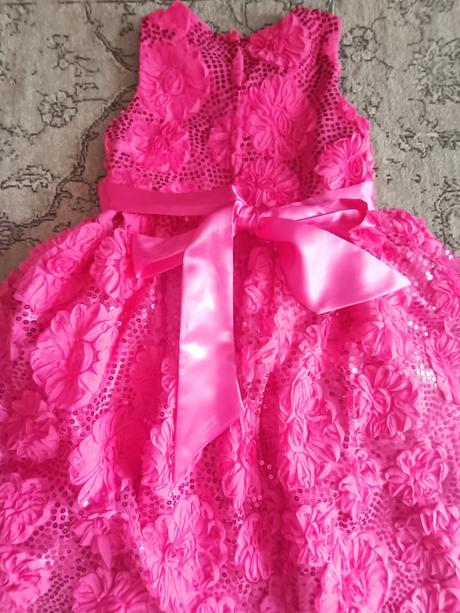 Nenosené slávnostné saty, 146