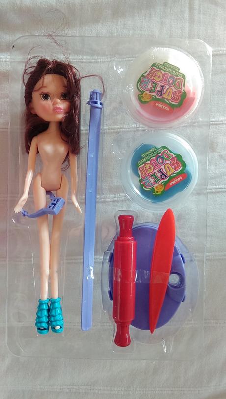 Bábika so šatami na modelovanie,