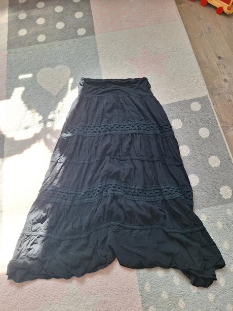 Dlhá čierna sukna, 