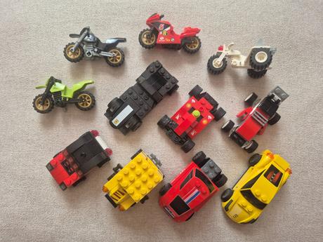 Lego autíčka a motorky,