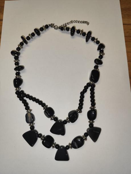 Cierno strieborny nahrdelnik. pekne formuje dekolt, 