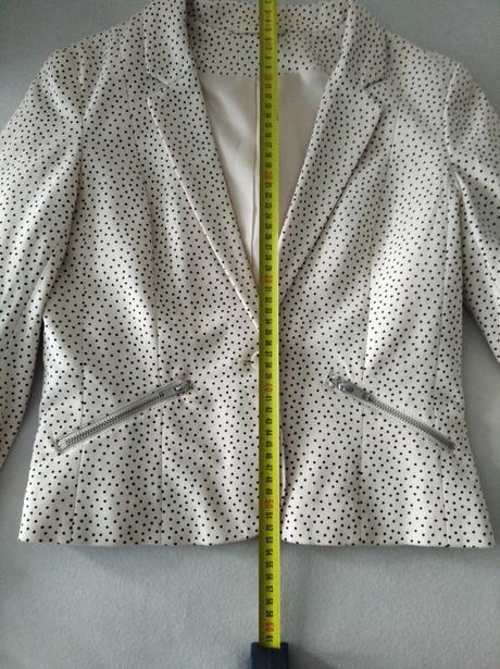 Béžové bodkované sako, l