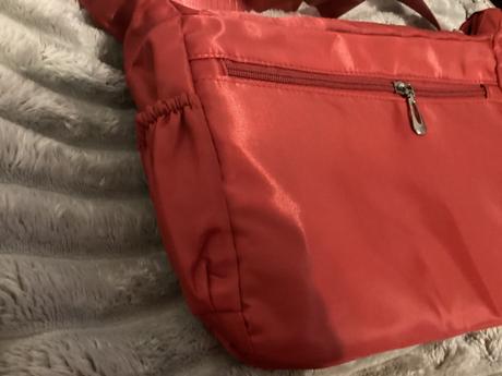 Červená taška s veľa vreckami, 