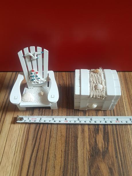 Drevena stolicka a truhlica, 