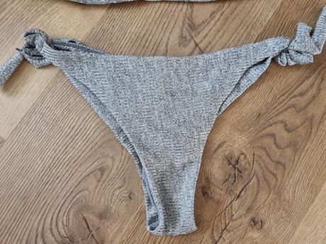 Šedé bikini brazilky s vysokým pásom,