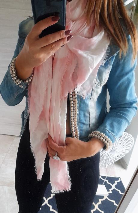 Bledoružový šál, 