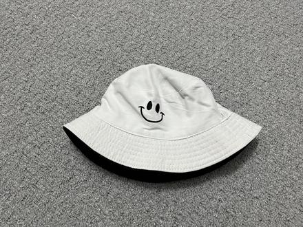 Obojstranný klobúk,