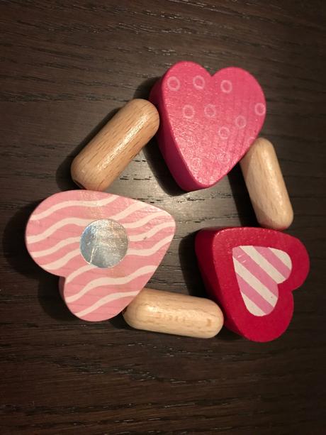 Drevená prvá hračka - náramok so srdiečkami, 