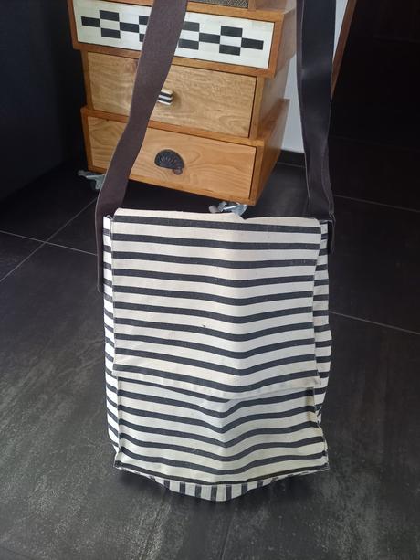 Kvalitna nadcasova kabelka s kozenym popruhom, 