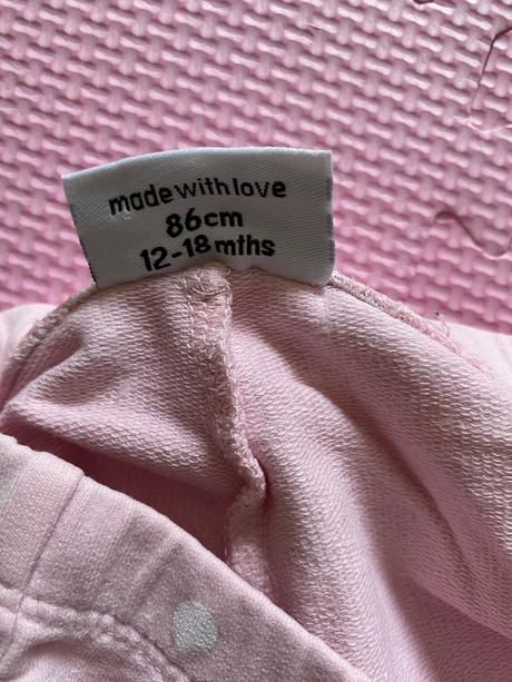 Tepláky s obrázkom na kolenách, 86