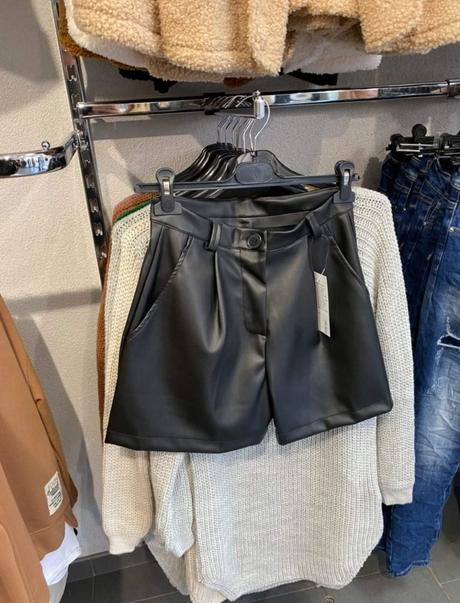 Koženkové kraťasy, l