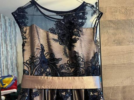 Spoločenské šaty, 44